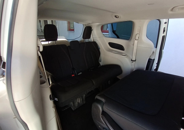 Chrysler Pacifica cena 99900 przebieg: 66800, rok produkcji 2018 z Piaseczno małe 172